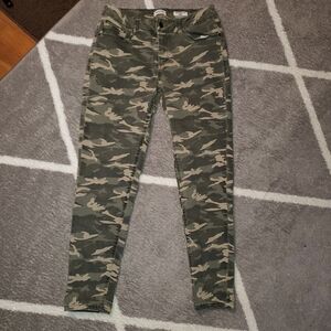 Kensie Jeans The Effortless Ankle in Camouflage